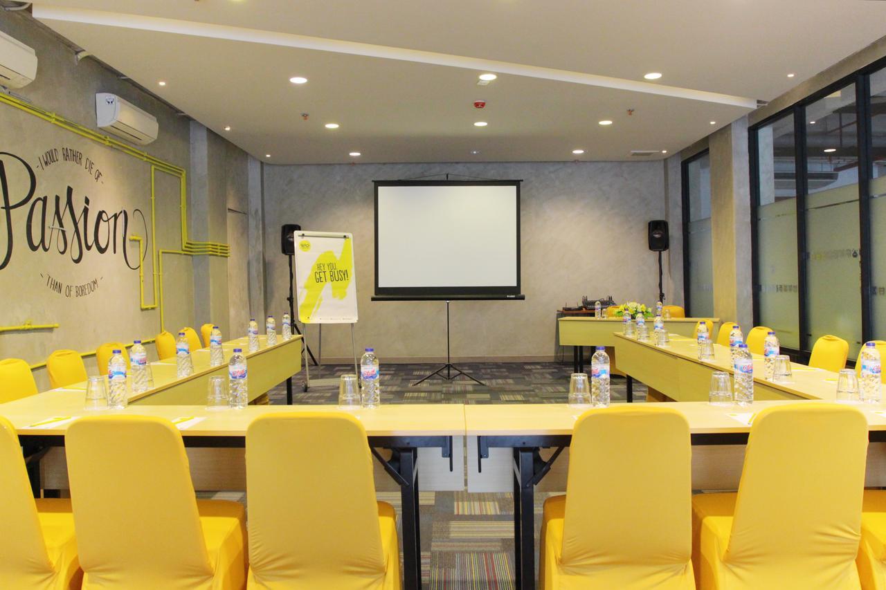 Yello Jemursari Hotel 4*